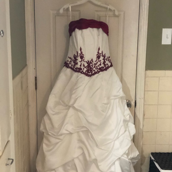 David’s Bridal Wedding Dress. - Picture 2 of 7